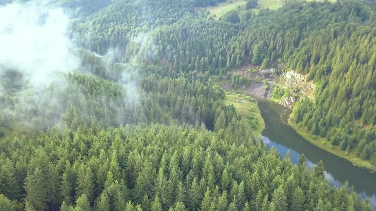 Полет над линией деревьев, с рекой вдалеке