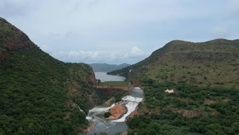 Drone-Disparó-Camiones-De-Lado-En-La-Pared-De-La-Presa