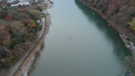 la inclinación aérea de los ríos arashiyama y katsura revela, japón
