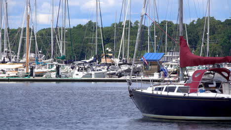 veleros atracados en el lago champlain