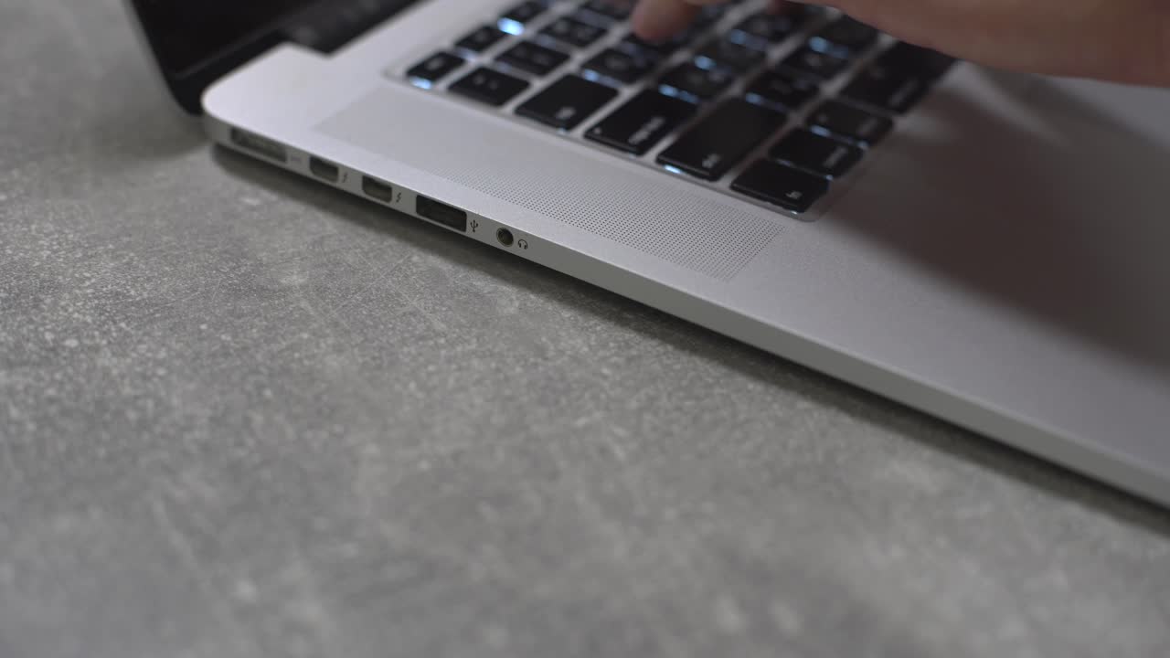 escribir a mano en el teclado de una computadora portátil, uso de una computadora personal para trabajar en la oficina o en casa