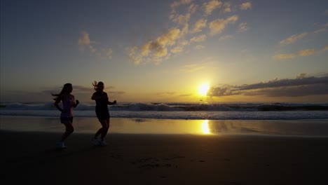 chicas estadounidenses con tecnología portátil en la playa de verano