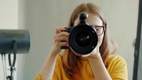 mujer fotógrafa en el estudio