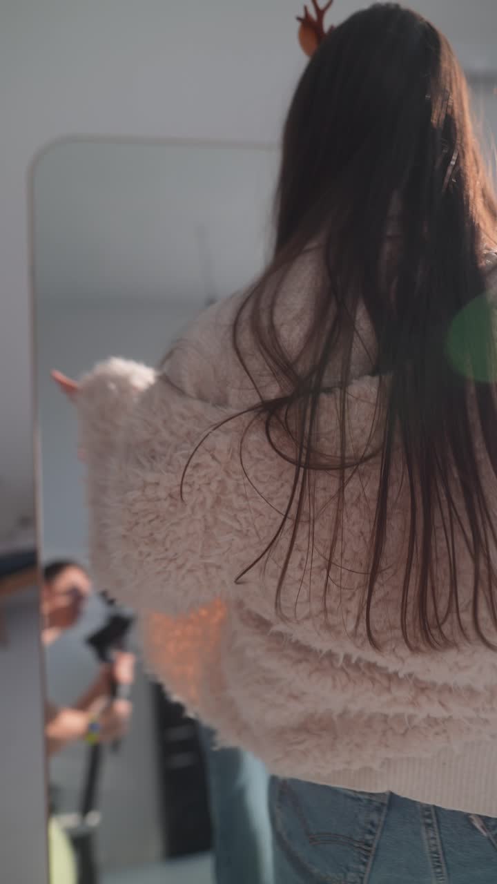 사 수염 을 가진 여인 이 거울 앞 에 포즈 를 취 하고 있다