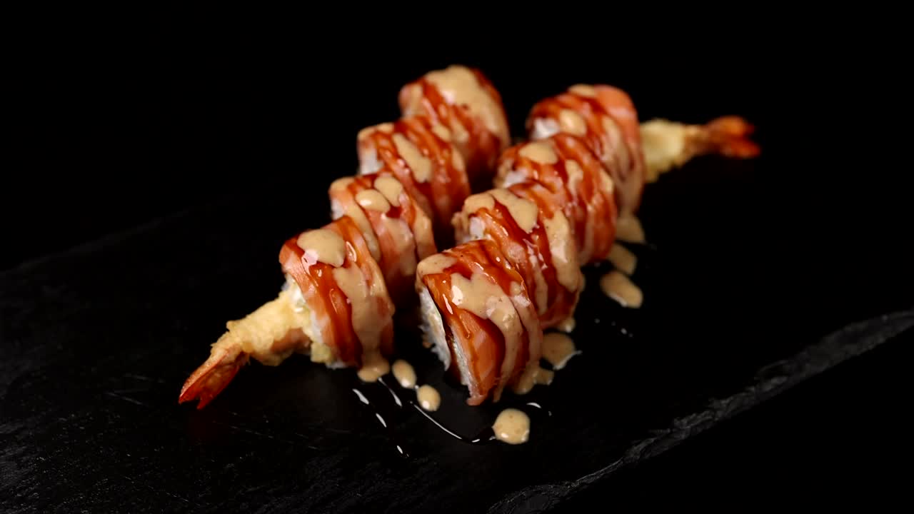 Delizioso Roll di Sushi con Salmone e Gamberi
