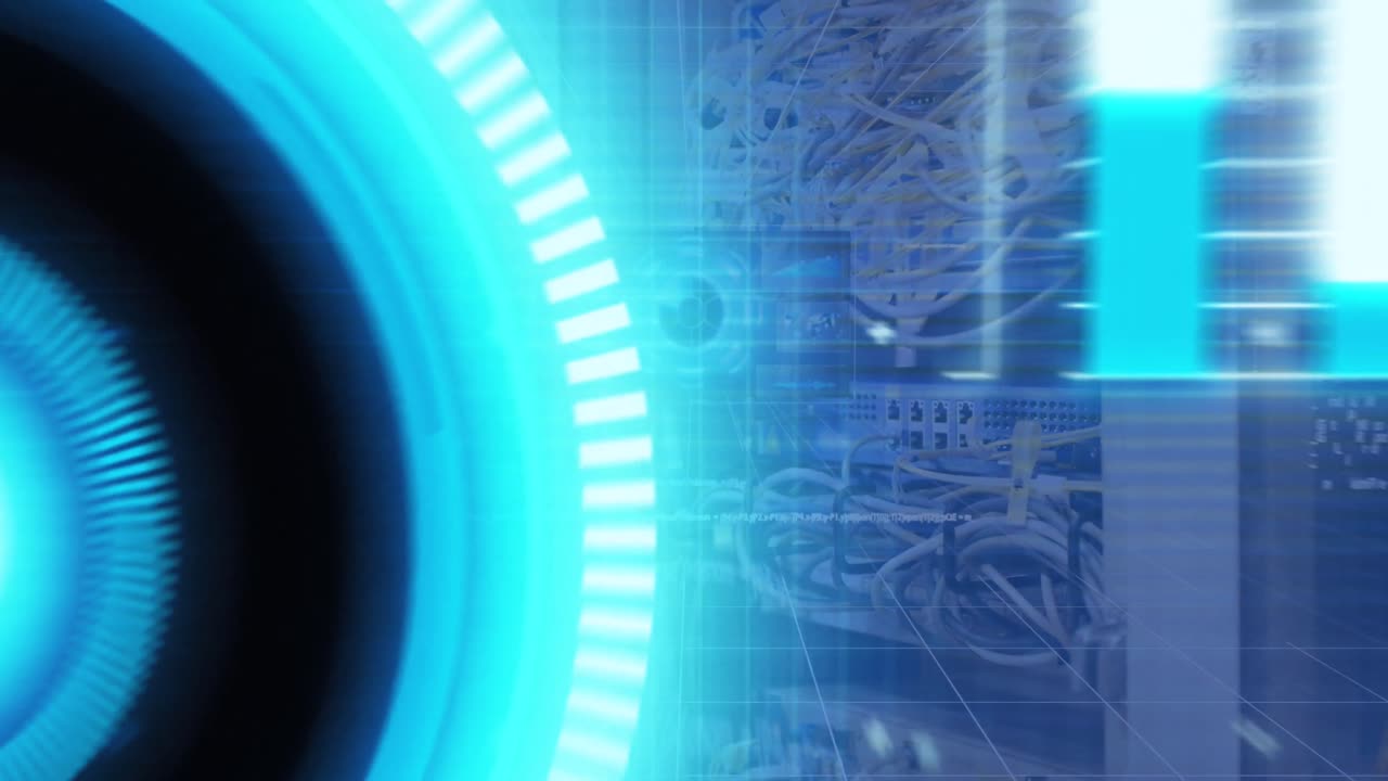 animación de la interfaz con el procesamiento de datos sobre una ingeniera biracial que trabaja en la sala de servidores