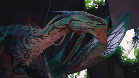 primer plano de la exposición de avatar en los jardines de la bahía en singapur