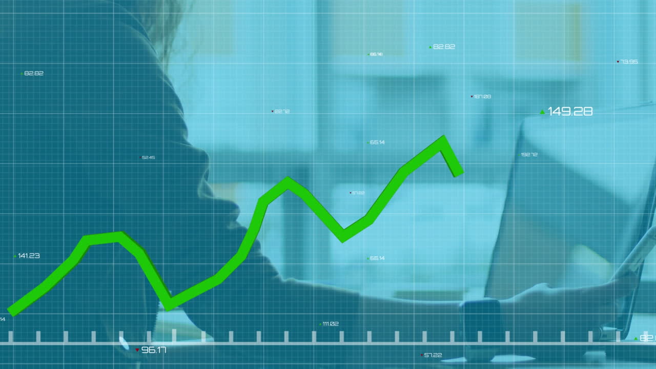 Animazione di elaborazione di dati finanziari su una donna d'affari che lavora in ufficio