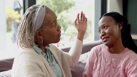 Feliz-Madre-E-Hija-Afroamericanas-En-El-Sofá,-Hablando-Y-Abrazándose,-Cámara-Lenta