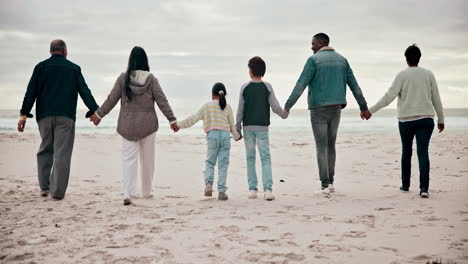 Gran-Familia,-Tomados-De-La-Mano-Y-Caminando-Por-La-Playa-Feliz