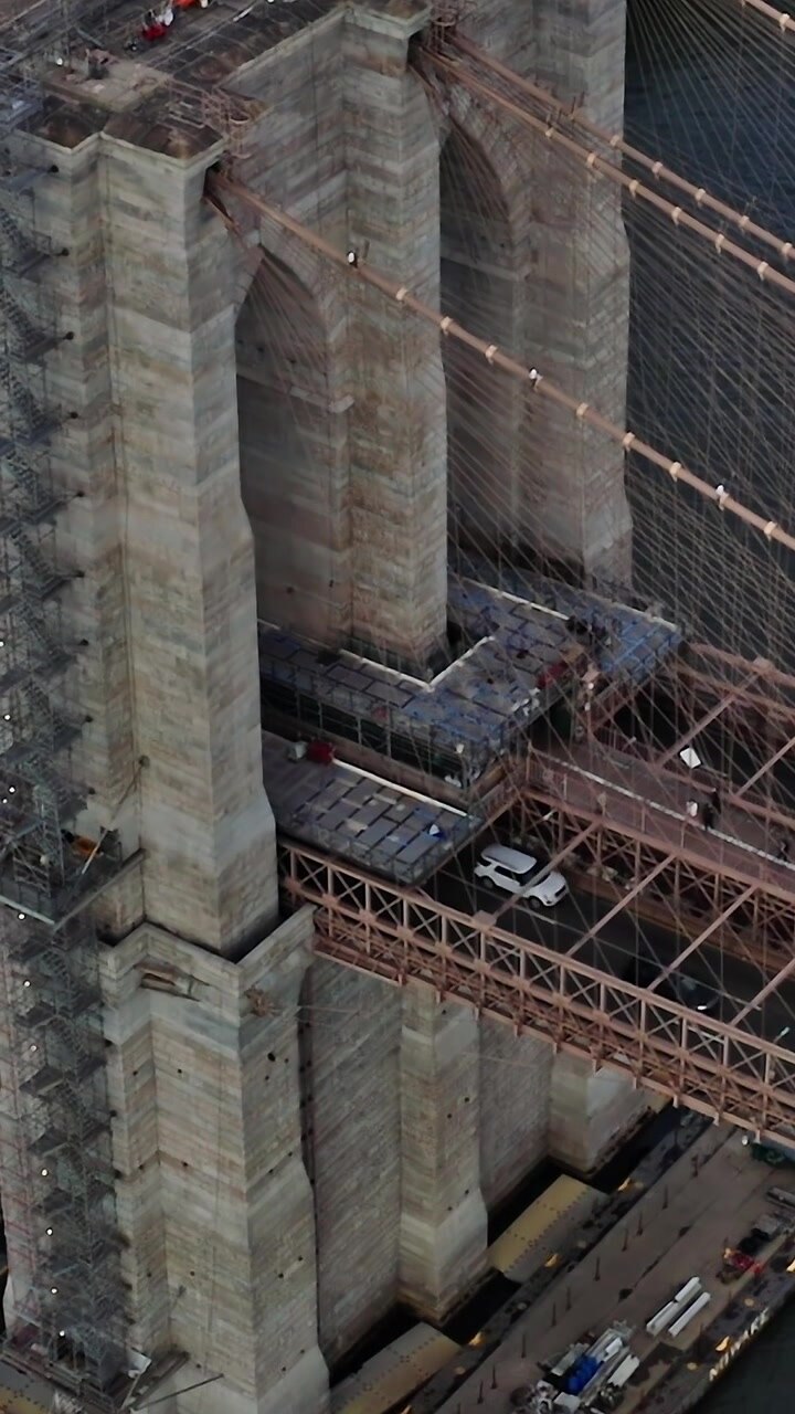Trabajo de construcción del Puente de Brooklyn visto sobre el agua en la ciudad de Nueva York
