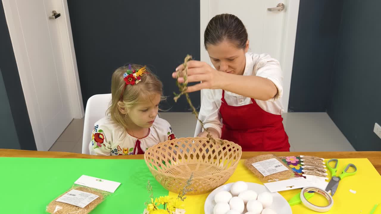 proyecto de artesanía de madre e hija: decoración de la canasta de pascua