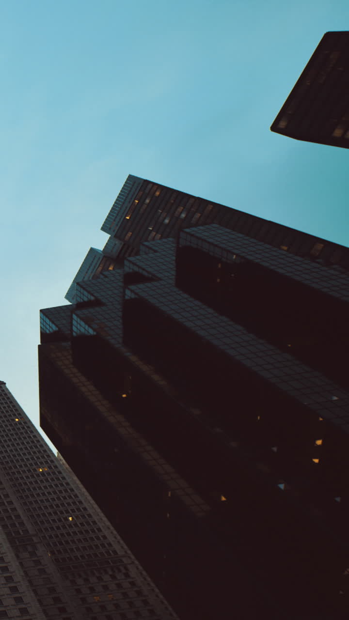 Edificios de la ciudad se elevan hacia el cielo al anochecer.