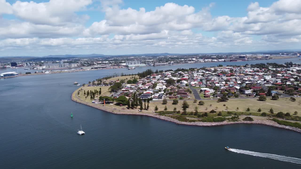 강변 에 위치한 큰 해안 도시 의 공중 전망