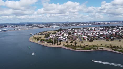 vista aérea de una gran ciudad costera ubicada a orillas de un río