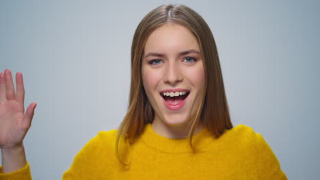 Porträt-Einer-Fröhlichen-Frau,-Die-Auf-Grauem-Hintergrund-Im-Studio-Tanzt.-Mädchen-Hat-Spaß