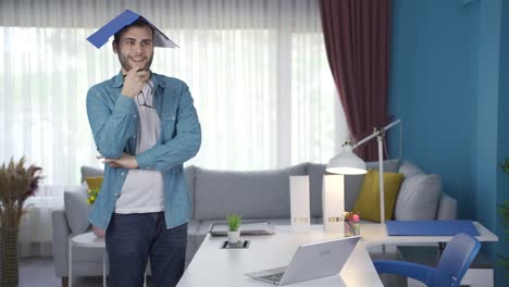 hombre de negocios independiente inteligente y trabajador.