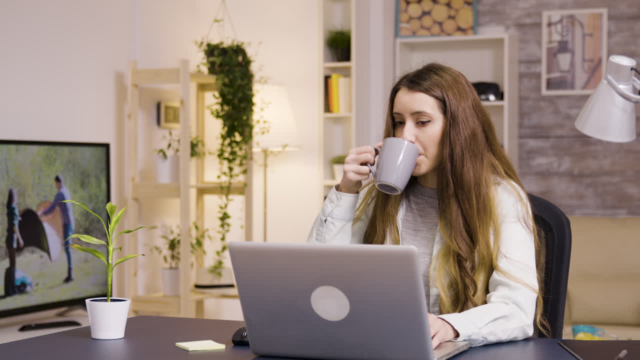 mujer trabajando en una computadora portátil en la oficina del hogar