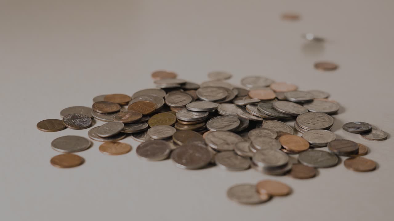 dejando caer el cambio en una pila desde arriba