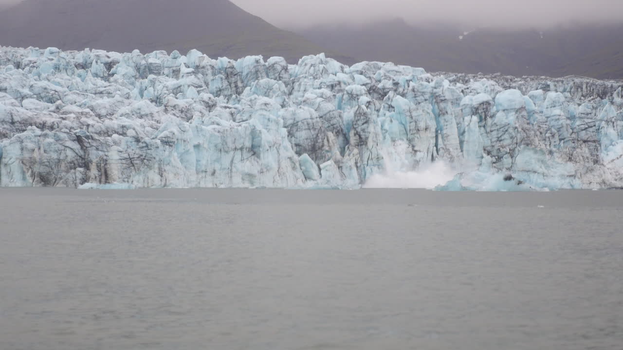 el glaciar se derrite y cae en islandia, el lago jokulsarlon. el día está nublado.