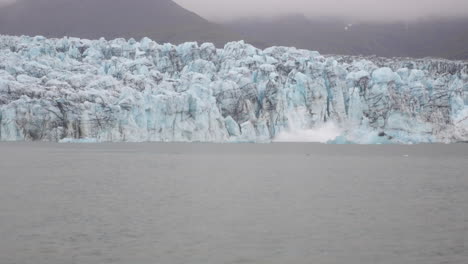 Glaciar-Derritiéndose-Y-Cayendo-En-Islandia,-Lago-Jokulsarlon.-Día-Nublado