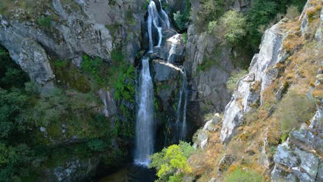 Beeindruckende-Landschaft-Des-Wasserfalls-Fervenza-Do-Toxa-In-Silleda,-Pontevedra,-Galizien,-Spanien