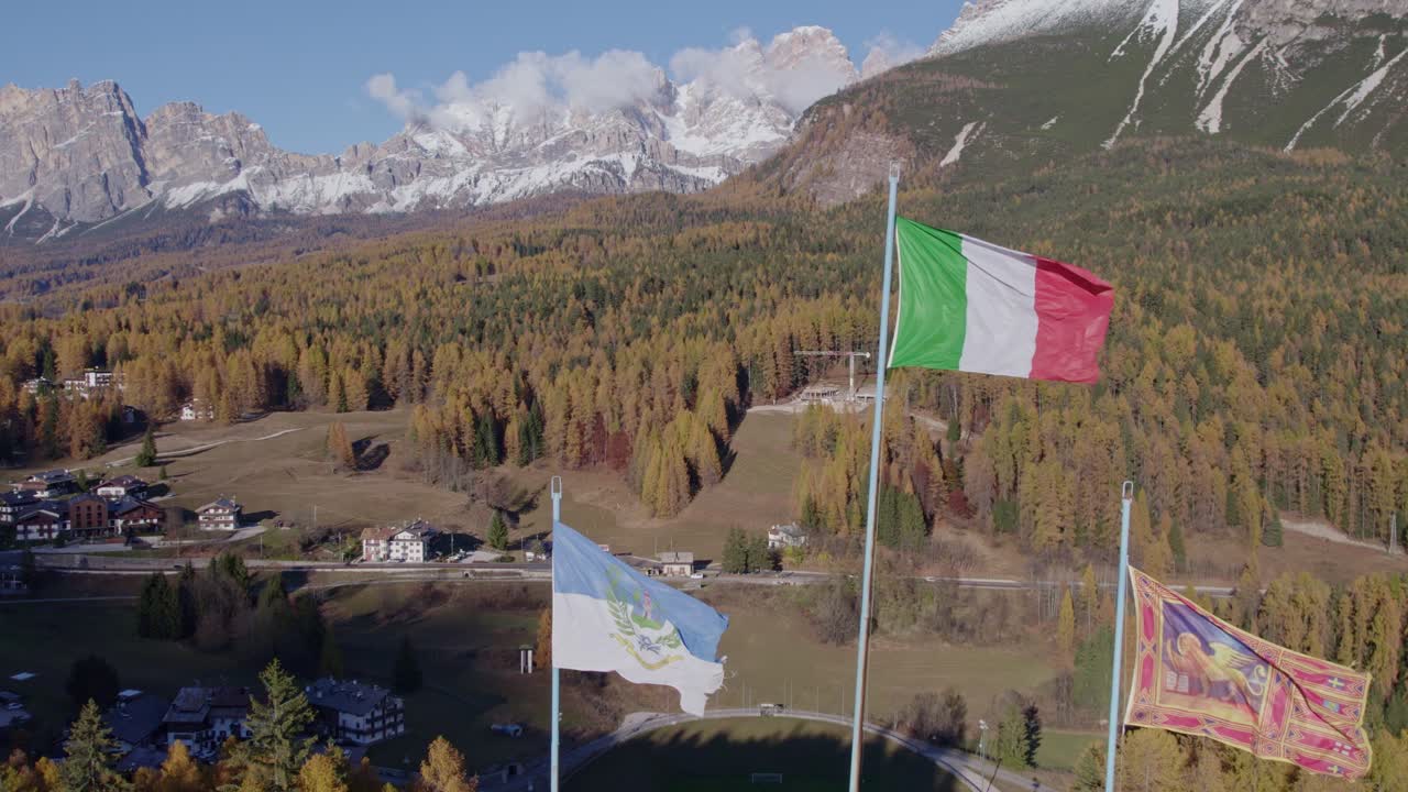 Veduta aerea del foliage autunnale, delle vette delle Dolomiti e di un trampolino da sci, Cortina, Italia