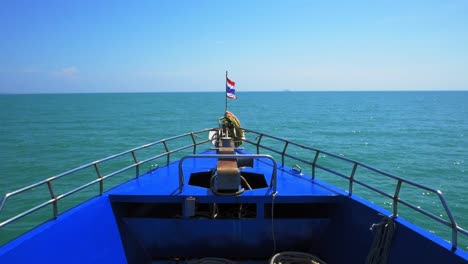 toma de un barco moviéndose a través del mar desde el punto de vista de la proa del barco