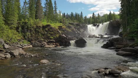 La-Cascada-Ristafallet-En-La-Parte-Occidental-De-Jamtland-Está-Catalogada-Como-Una-De-Las-Cascadas-Más-Hermosas-De-Suecia.