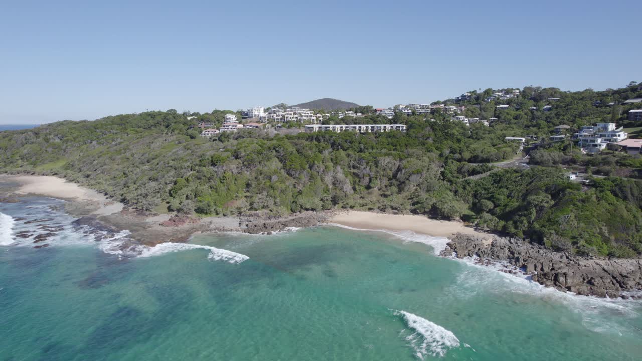 el prístino paraíso costero australiano en la tercera bahía de coolum en queensland