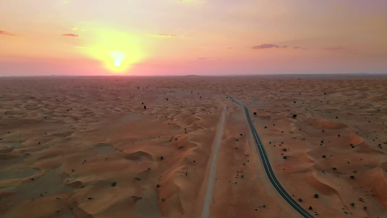puesta de sol sobre el desierto del medio oriente