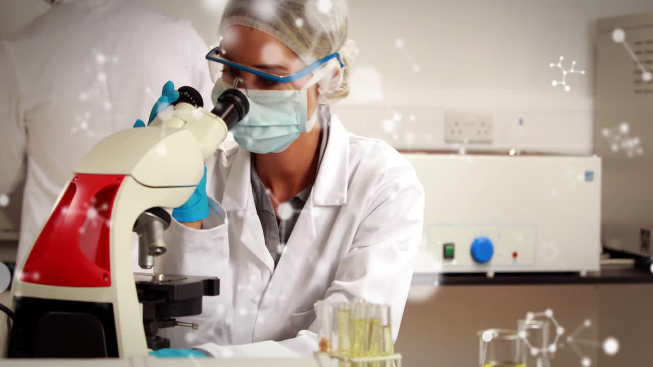 animación de moléculas sobre una científica biracial en el laboratorio