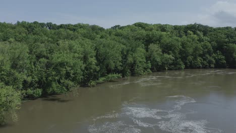 Drone-Vuela-A-Lo-Largo-De-Un-Río-En-El-Medio-Oeste-De-Estados-Unidos-En-El-Verano