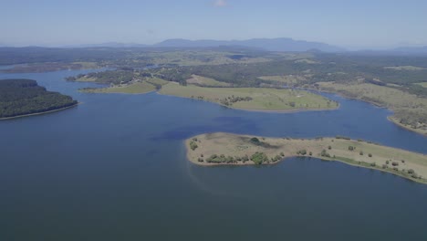 Vista-Aérea-De-La-Ciudad-Rural-De-Barrine-En-El-Paseo-Marítimo-Del-Lago-Tinaroo-En-Las-Mesetas-De-Atherton,-Norte-De-Queensland,-Australia