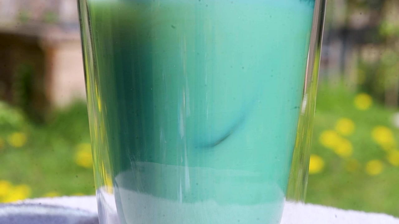 Video van melk roeren in een glas.