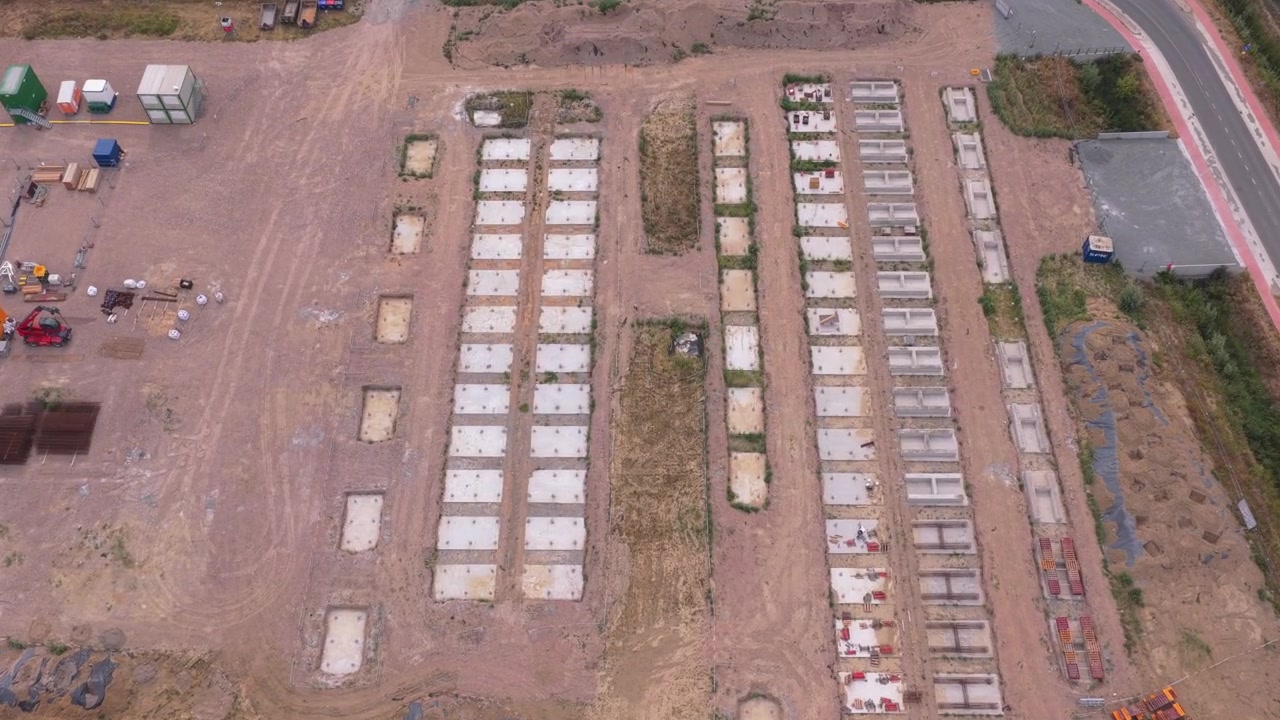 Prospettiva aerea delle fondamenta in cemento per un impianto di sistema di accumulo di energia a batteria su larga scala in costruzione in Belgio