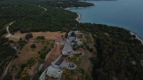 Filmische-Luftbilddrohne-über-Einer-Historischen-Festung-Aus-Dem-Ersten-Weltkrieg-Am-Meer-Festungsfestung-Am-Idyllischen-Adriatischen-Mittelmeer-Mit-Blauem-Wasser-Und-Versteckten-Stränden-Für-Reisen-Im-Sommer