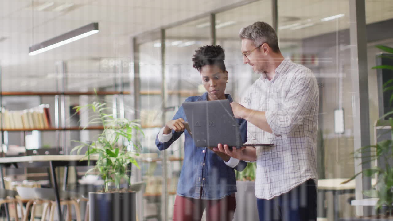 animación del procesamiento de datos financieros sobre diversas personas de negocios en la oficina