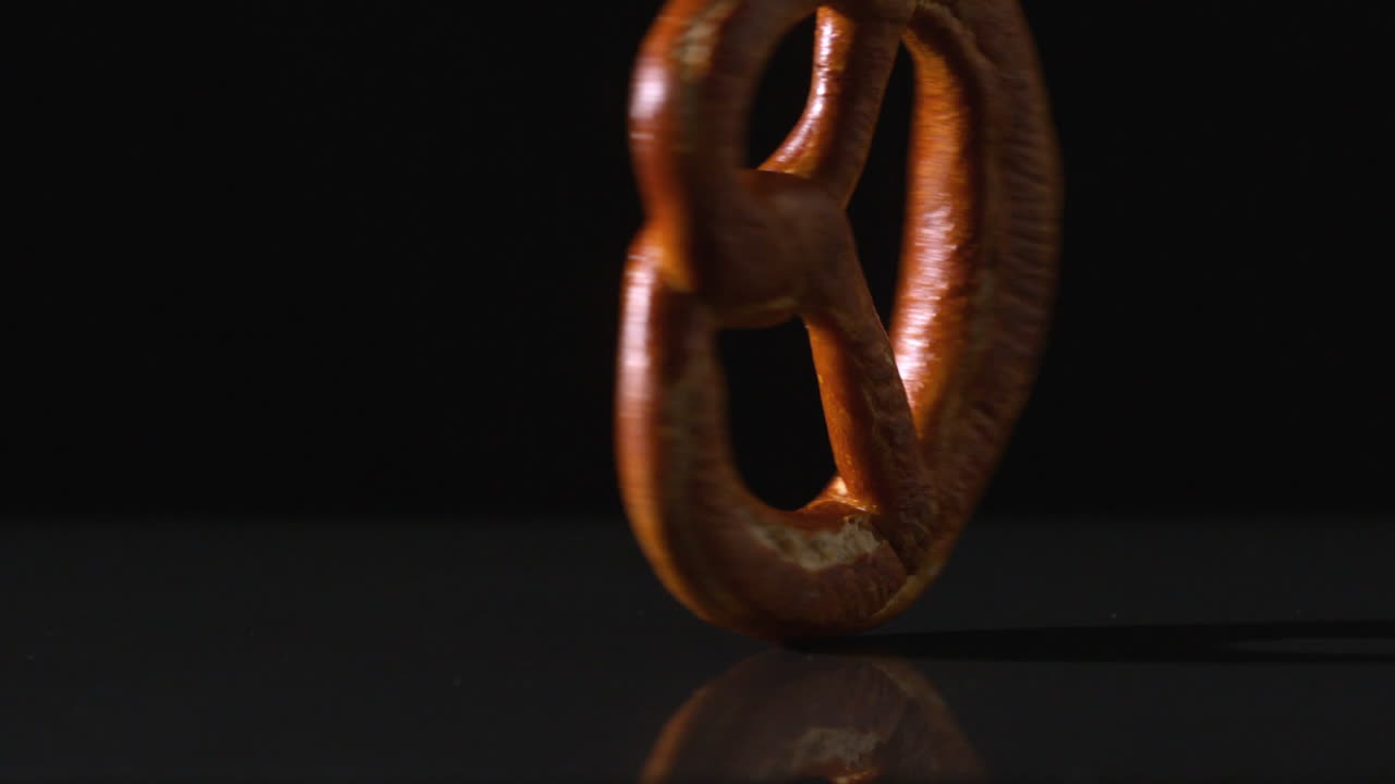 검은색 표면에 떨어지고 뛰는 프레틀