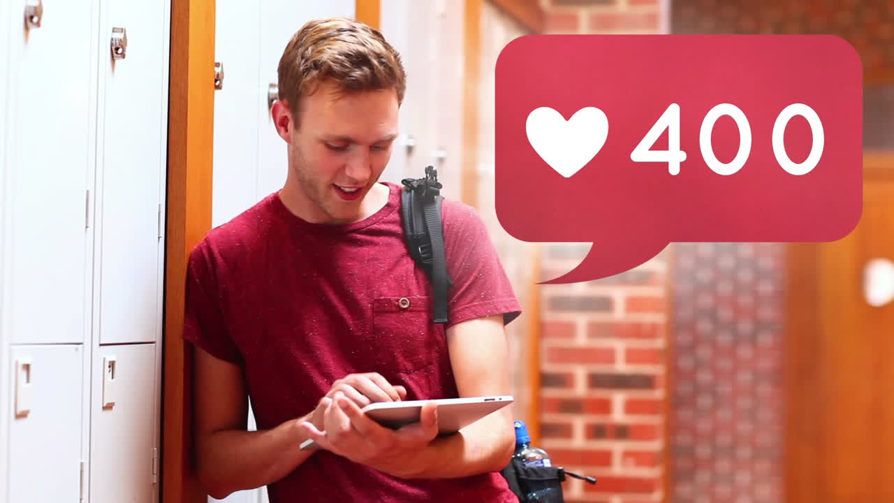 un tipo usando una tableta y una burbuja de redes sociales.