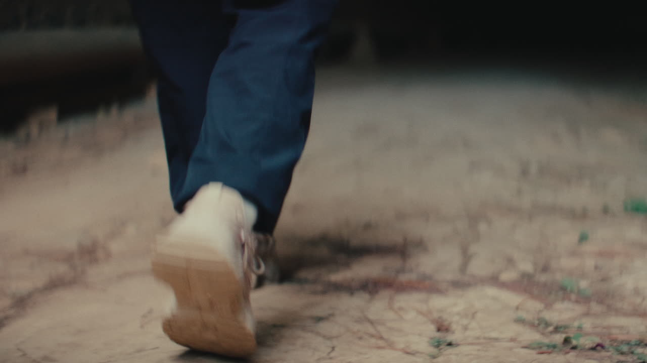 persona caminando por un camino de tierra