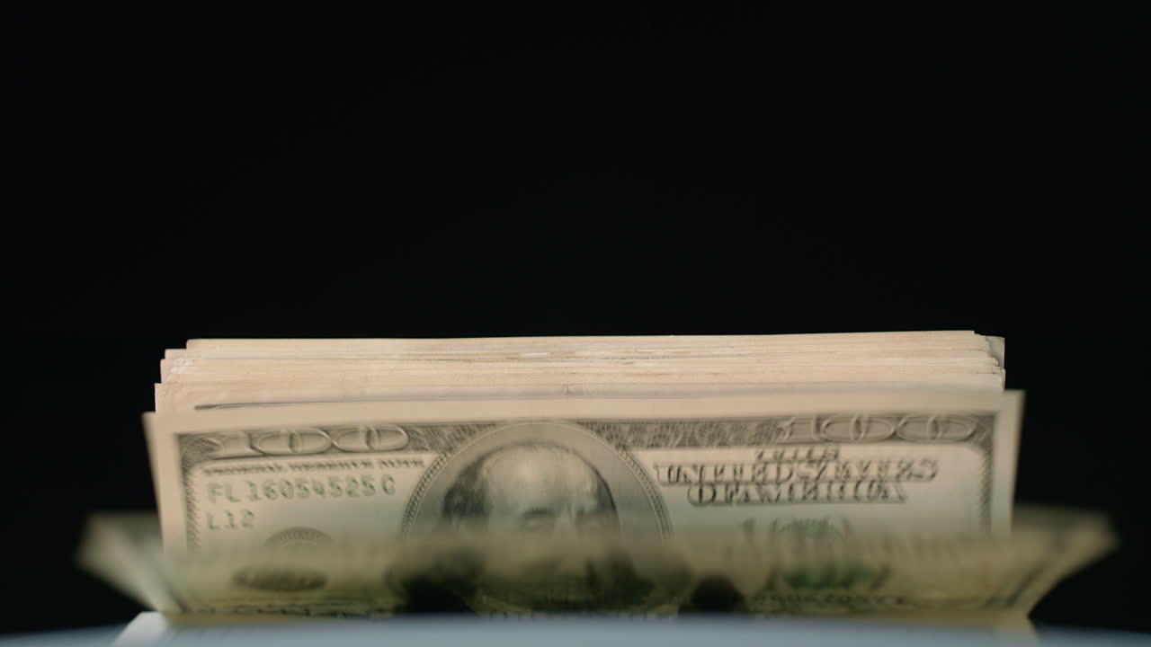 servicios bancarios financieros. máquina de contar efectivo que cuenta billetes de 100 dólares