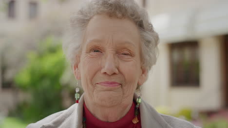 retrato de una mujer de mediana edad sonriendo feliz disfrutando de un estilo de vida feliz en el jardín de la casa de jubilación al aire libre