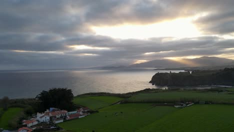 Las-Colinas-Y-La-Franja-Costera-De-La-Riviera-Portuguesa-En-Azores,-Portugal,-Personifican-La-Belleza-Costera-Y-La-Serenidad-Del-Paisaje.