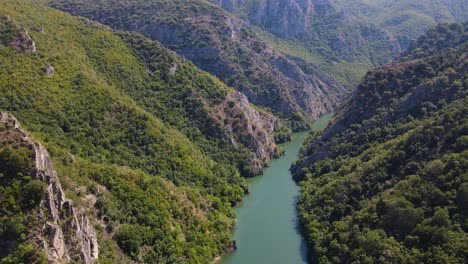 Imágenes-De-Drones-Aéreos-Del-Cañón-Matka-Del-Norte-De-Macedonia-1.mp4