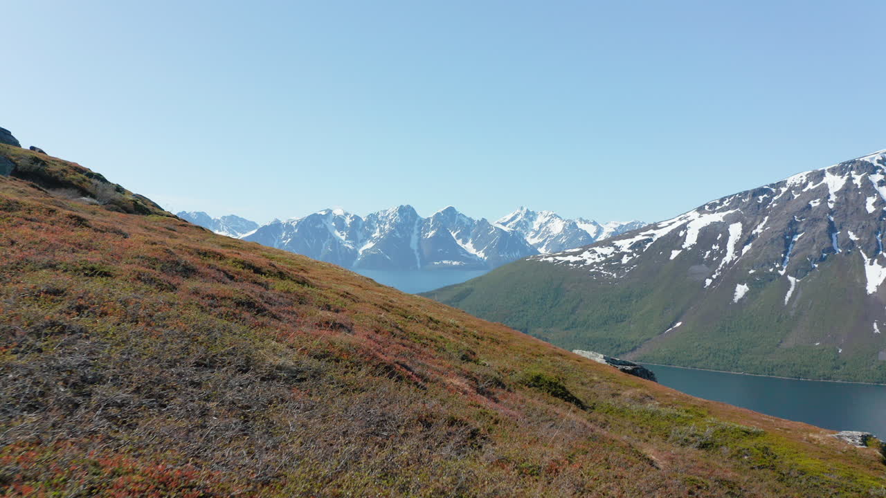 산 위의 공중 전망, 북극해와 눈 덮인 링겐 피요르드, 화창한 여름날, 로순드, 트롬, 노들랜드, 노르웨이 - 낮음, 돌리, 드론 샷