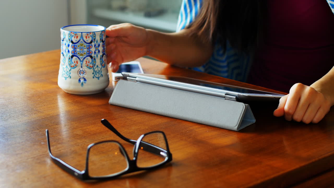 mujer usando tableta digital
