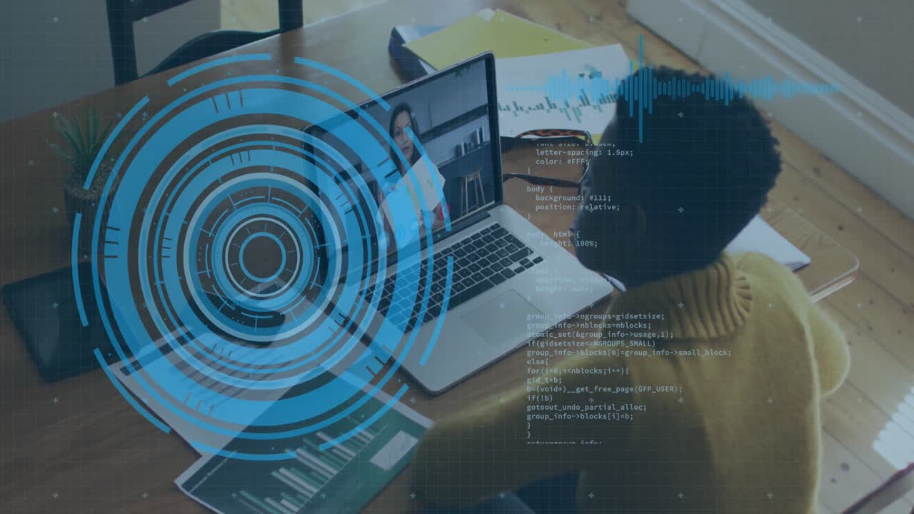 animación de escaneo de alcance y procesamiento de datos sobre mujer afroamericana haciendo una videollamada