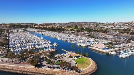 Puerto-Deportivo-Y-Puerto-De-Dana-Point-En-California,-Estados-Unidos---Toma-Aérea