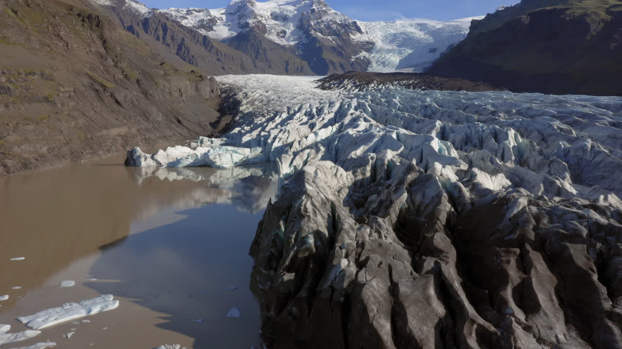 vista aérea del glaciar svinafellsjokull y su laguna causada por el calentamiento global